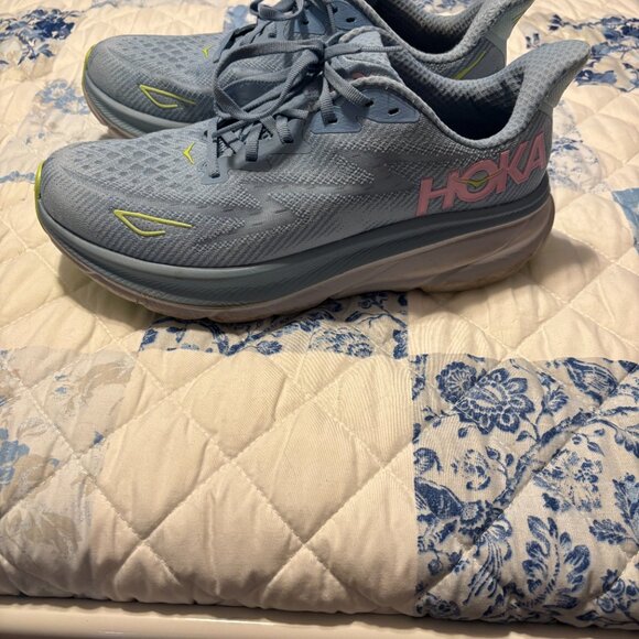 Size 10 HOKA sneakers - Picture 3 of 3